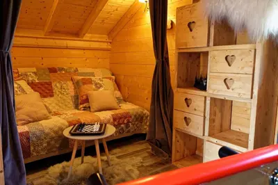 Coin salon dans l'établissement Chalet d'exception, spa et sauna, 4p