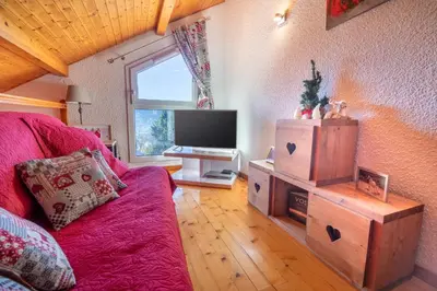 Télévision ou salle de divertissement dans l'établissement Duplex dans chalet avec superbe vue lac et piscine commune