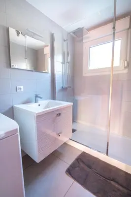 Salle de bains dans l'établissement Duplex dans chalet avec superbe vue lac et piscine commune