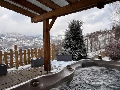 Vue générale sur la montagne ou vue sur la montagne depuis le chalet