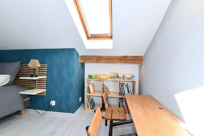 Coin salon dans l'établissement Gîte les Rosiers du Blosen