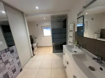 Salle de bains dans l'établissement Gîte Elouann familial spacieux calme