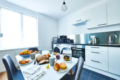 Cuisine ou kitchenette dans l'établissement Bel appartement cosy, tram au pied du logement