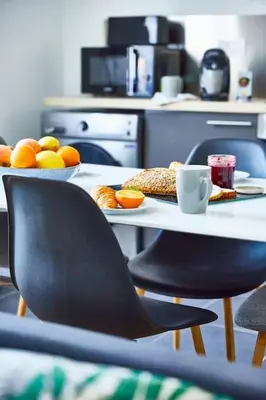 Cuisine ou kitchenette dans l'établissement Séjour cosy avec Wi-Fi rapide