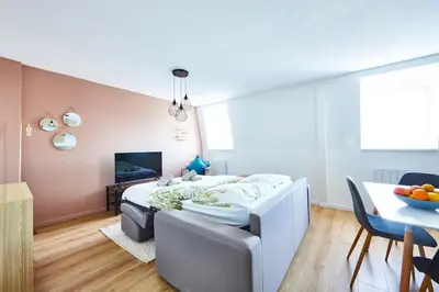 Télévision ou salle de divertissement dans l'établissement Séjour cosy avec Wi-Fi rapide