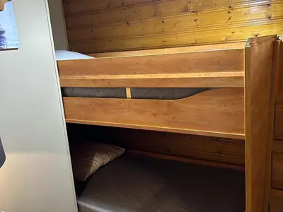 Un ou plusieurs lits superposés dans un hébergement de l'établissement Appartement cosy avec parking et terrasse à Gérardmer - FR-1-589-653