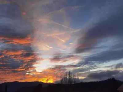 Lever ou coucher de soleil vu de le séjour chez l'habitant ou à proximité