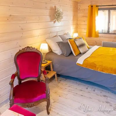 Un ou plusieurs lits dans un hébergement de l'établissement Charmant chalet La Zaubette au bord de l'eau