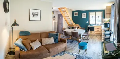Coin salon dans l'établissement Charmant chalet La Zaubette au bord de l'eau