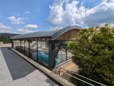 Piscine de l'établissement Gîte Montagne avec Piscine Chauffée, Spa et Sauna - Les Roches - FR-1-589-656 ou située à proximité