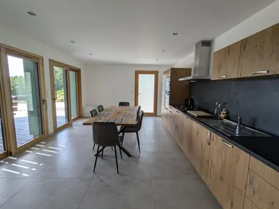 Cuisine ou kitchenette dans l'établissement Gîte Montagne avec Piscine Chauffée, Spa et Sauna - Les Roches - FR-1-589-656