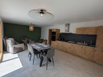Cuisine ou kitchenette dans l'établissement Gîte avec piscine chauffée, spa et vue sur la vallée - FR-1-589-655