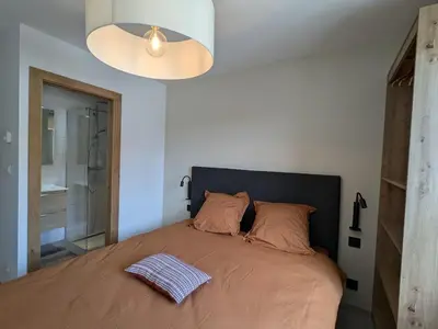 Un ou plusieurs lits dans un hébergement de l'établissement Gîte avec piscine chauffée, spa et vue sur la vallée - FR-1-589-655