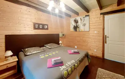 Un ou plusieurs lits dans un hébergement de l'établissement 2 Bedroom Beautiful Home In Le Ménil