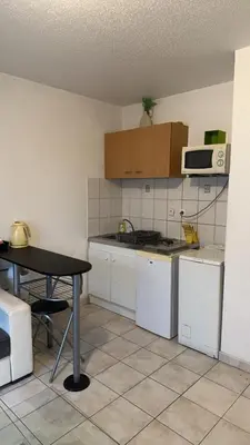 Cuisine ou kitchenette dans l'établissement Studio meublé