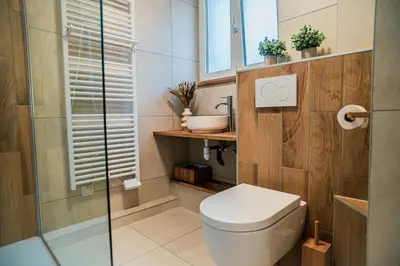 Salle de bains dans l'établissement Nuit romantique, Suite avec jacuzzi et cinéma privé au design Japandi