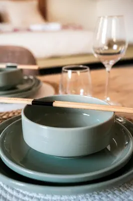 Boissons dans l'établissement Nuit romantique, Suite avec jacuzzi et cinéma privé au design Japandi