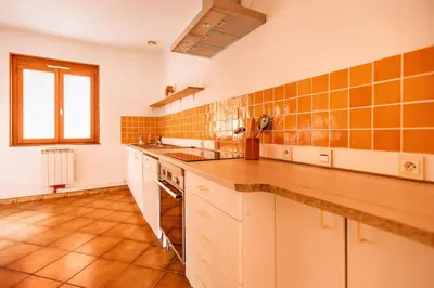Cuisine ou kitchenette dans l'établissement Logement sur la route des vins