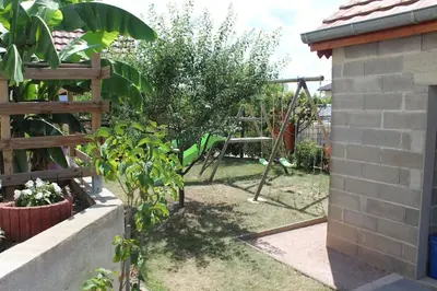 Jardin de l'établissement Gîte ''Les Bleuets'' Piscine été 2026