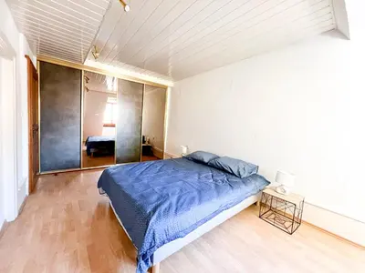 Un ou plusieurs lits dans un hébergement de l'établissement Central & quiet, Full apt for 8 Trésor caché