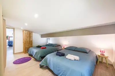 Un ou plusieurs lits dans un hébergement de l'établissement Le Petit Gîte de la Vallée - Vue montagne parking