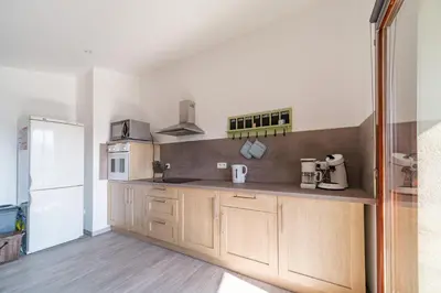 Cuisine ou kitchenette dans l'établissement Le Petit Gîte de la Vallée - Vue montagne parking