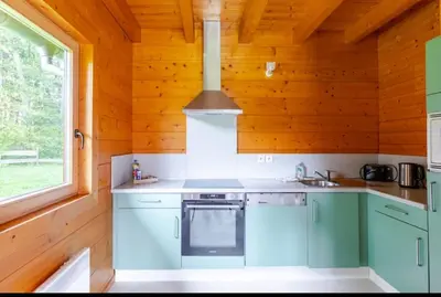 Cuisine ou kitchenette dans l'établissement Domaine la Clairière