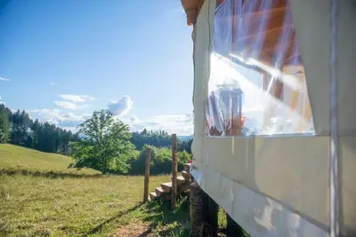 Paysage naturel près de la tente de luxe