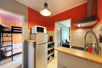 Cuisine ou kitchenette dans l'établissement Le Carbet des Oursons - Appt à Bresse vue montagne