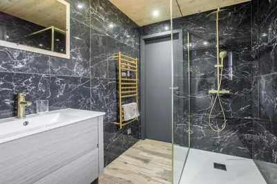 Salle de bains dans l'établissement Le Chalheureux