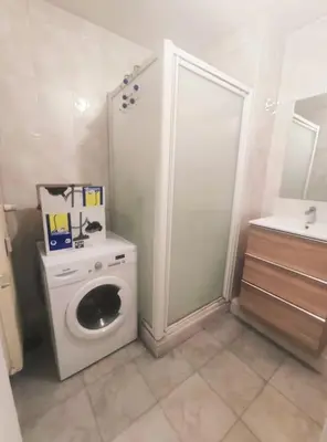 Salle de bains dans l'établissement F2 collé Bale Basel poste frontiere et tramway Novartis