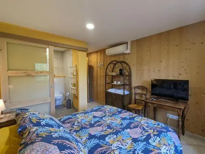 Un ou plusieurs lits dans un hébergement de l'établissement Chambre climatisée avec salle d'eau privative et accès jardin - FR-1-589-664