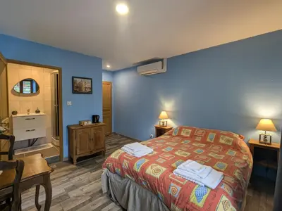 Un ou plusieurs lits dans un hébergement de l'établissement Charmante Chambre Myosotis avec Jardin et DVD - FR-1-589-665