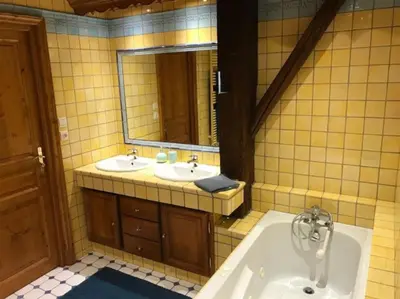 Salle de bains dans l'établissement Ferme de Chenezeau - 15 personnes , 7 chambres