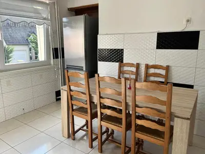Cuisine ou kitchenette dans l'établissement Très belle maison