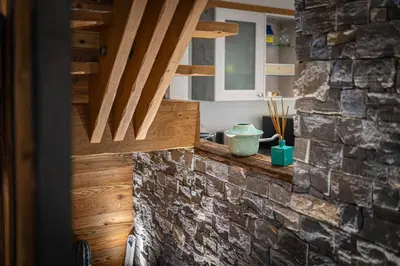 Cuisine ou kitchenette dans l'établissement Chalet Mökki, bain nordique, balnéo et sauna