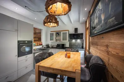 Cuisine ou kitchenette dans l'établissement Chalet Mökki, bain nordique, balnéo et sauna