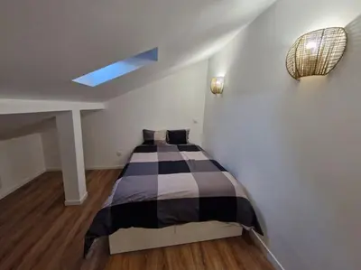 Un ou plusieurs lits dans un hébergement de l'établissement Entire house with arcade machine in a private backyard, 3 bedrooms, 1 bathroom, 1 leaving room with convertible sofa and open kitchen