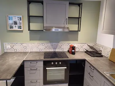 Cuisine ou kitchenette dans l'établissement Entire house with arcade machine in a private backyard, 3 bedrooms, 1 bathroom, 1 leaving room with convertible sofa and open kitchen