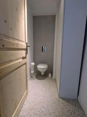 Salle de bains dans l'établissement Le grenier du Rempart, appartement au coeur du village
