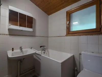 Salle de bains dans l'établissement Le Petit Chalet Bellevue - COSY calme parking