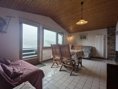 Coin salon dans l'établissement Le Petit Chalet Bellevue - COSY calme parking