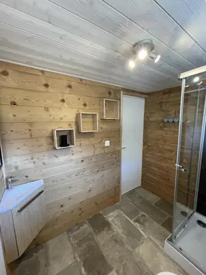 Salle de bains dans l'établissement Chalet Le Clefcy - Vosges - Spa - Proche Gérardmer