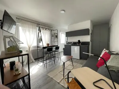 Cuisine ou kitchenette dans l'établissement T2 Elio - proche gare et aéroport, parking privé