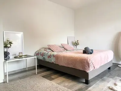 Un ou plusieurs lits dans un hébergement de l'établissement Studio Clara - proche gare et aéroport, balcon