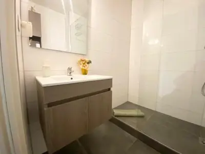 Salle de bains dans l'établissement Studio Clara - proche gare et aéroport, balcon