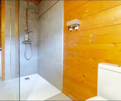 Salle de bains dans l'établissement Domaine la Clairière et Bain nordique