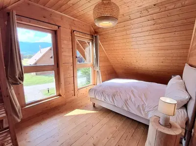 Un ou plusieurs lits dans un hébergement de l'établissement Domaine la Clairière et Bain nordique