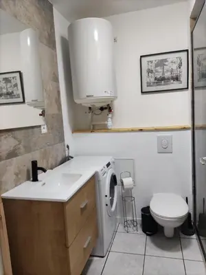 Salle de bains dans l'établissement T2 5 Lys - centre ville, parking privé