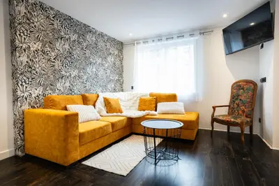 Coin salon dans l'établissement Enchantress'Apartment Designed By CM